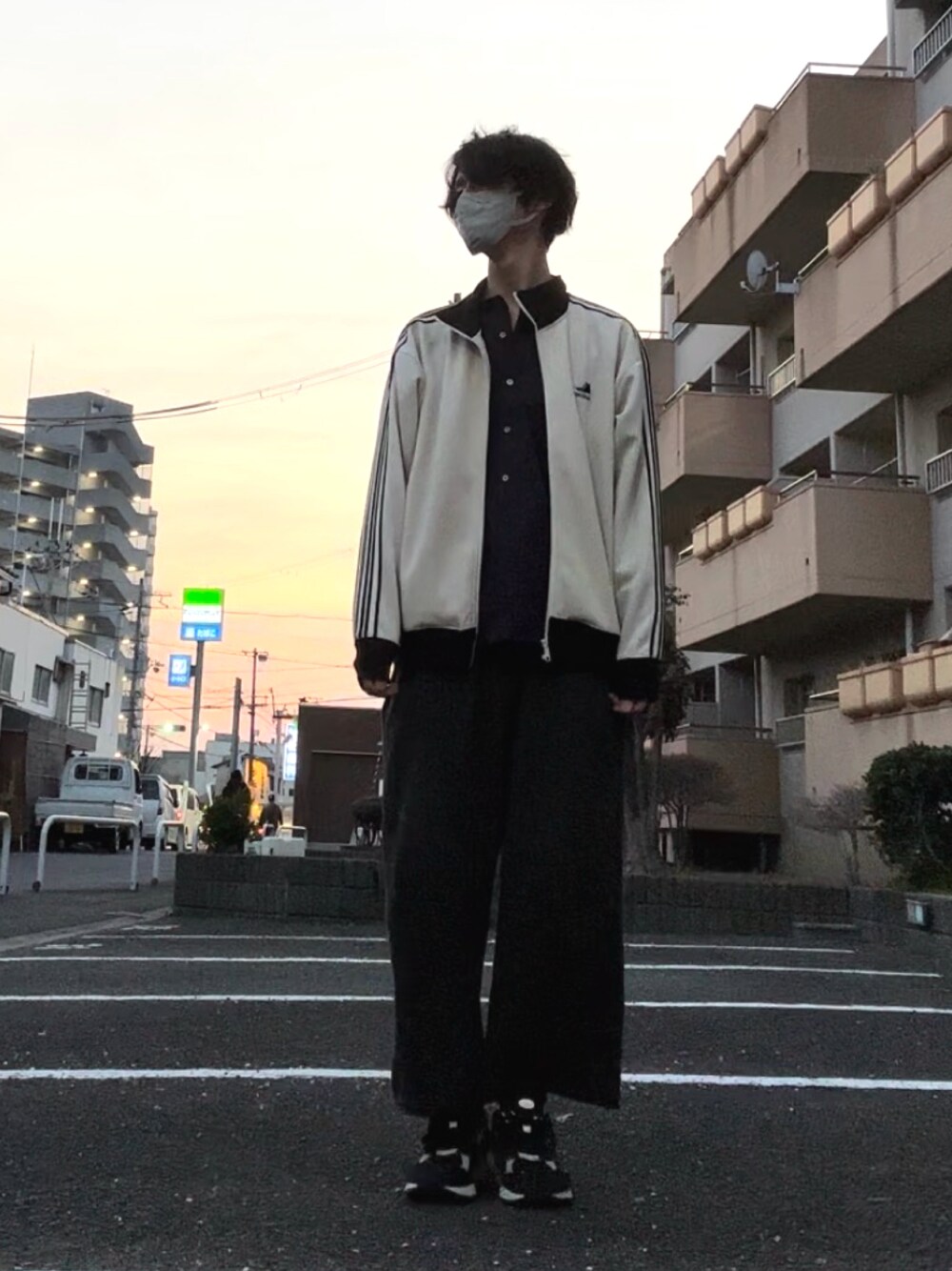 「カジュアルコーデ、メンズコーデ、ファッションを楽しもう、春夏コーデ、着回しコーデ、シンプルコーデ、スウェットパンツ、春、シャツ好き集まれ、トラックジャケット、シャツスタイル、スニーカー」｜「CONVERSEの2024SS CONVERSE/コンバース ジャージ ワンポイントロゴ サイドライン トラックジャケット レディース メンズ（ジャージ、ホワイト系）」を使った、#aki#さん（メンズ・178cm）の春コーディネートの1枚目の写真