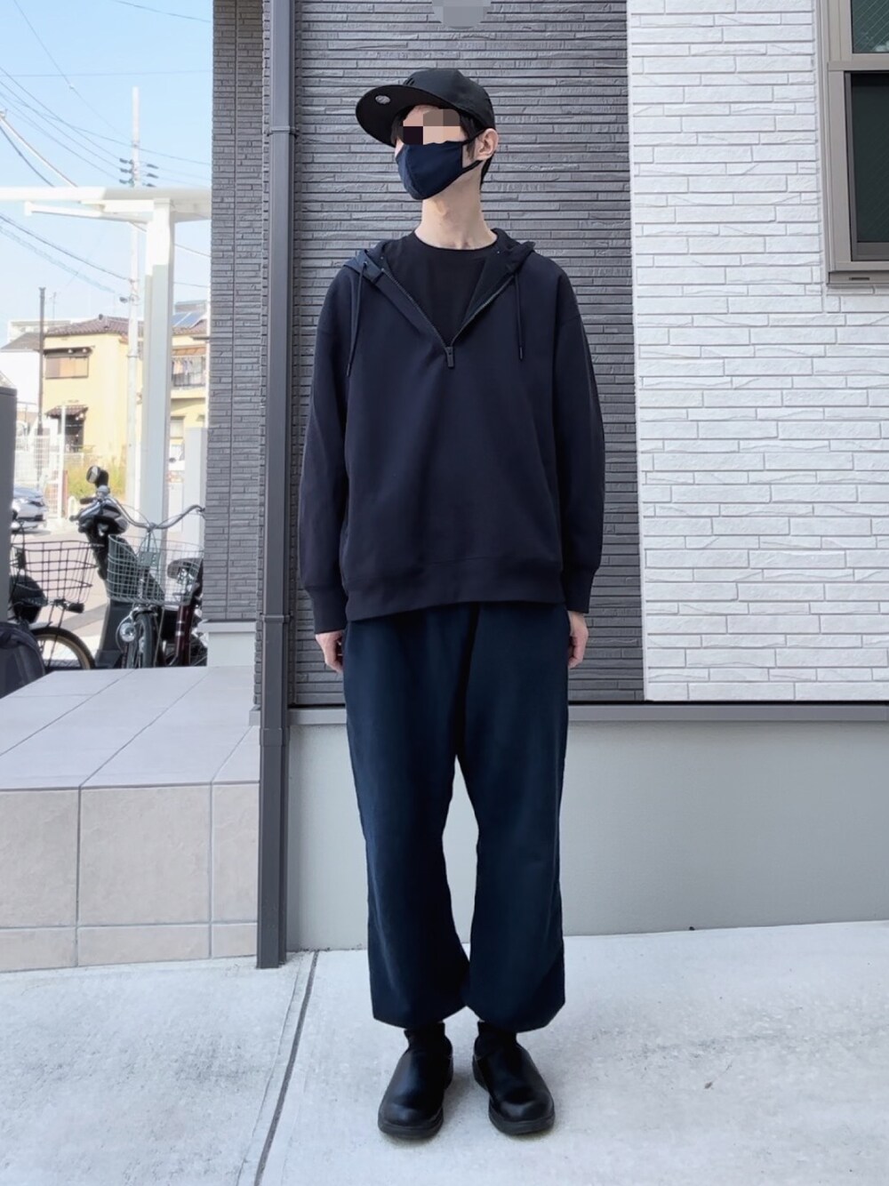 「大人カジュアル、シンプルコーデ、お洒落さんとつながりたい、ワントーンコーデ、カジュアル、オトナカジュアル、いいね、save、フォローお願いします🤑、スウェットパンツ、シンプル、スウエット、リラックススタイル、キャップ」｜「NEW ERAのNEWERA 59FIFTY CAP NEW YORK METS BLACK（キャップ、ブラック系）」を使った、#aki#さん（メンズ・178cm）の秋コーディネートの1枚目の写真
