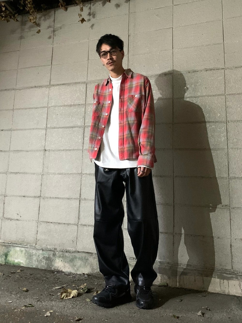 「スニーカー、ビッグシルエット、ブラック、秋のコーデ、ootd、シンプルコーデ、カジュアルコーデ、ストリートMIX、おしゃれさんと繋がりたい、レザーパンツ」｜「UNIVERSAL PRODUCTSのアイテム（その他パンツ、ブラック系）」を使った、RYOTAさん（メンズ・171cm）の秋コーディネートの1枚目の写真