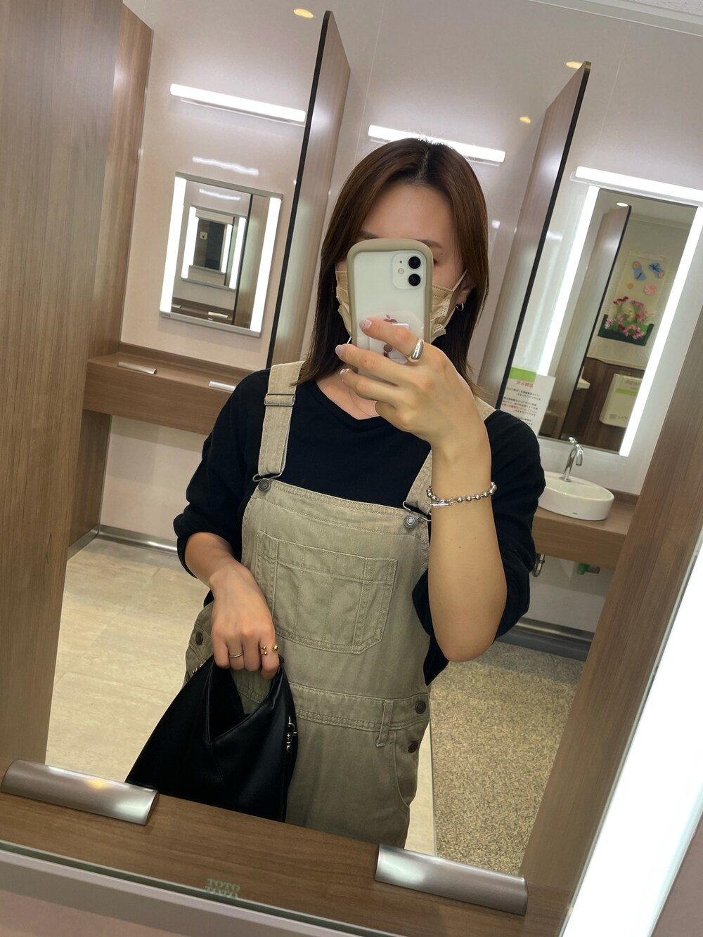 「カジュアルコーデ、大人カジュアル、シンプルコーデ、秋のコーデ、ママコーデ、ママファッション、プチプラコーデ、プチプラ、サロペット」｜「MM6 Maison Margielaのアイテム（ショルダーバッグ、ブラック系）」を使った、mana.25さん（レディース・161cm）の秋コーディネートの1枚目の写真