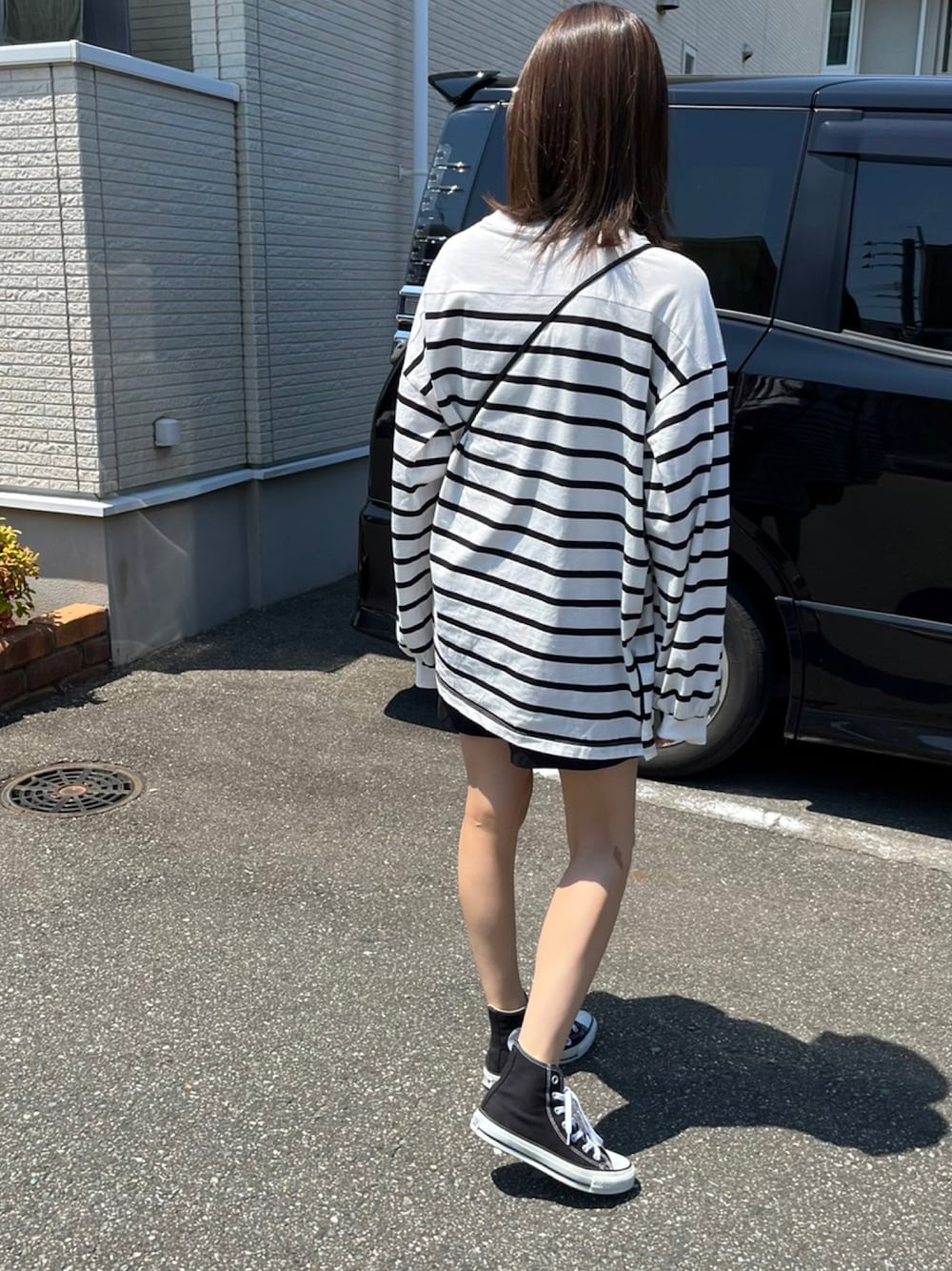 「オトナカジュアル、シンプルコーデ、春夏コーデ、初夏コーデ、モノトーンコーデ、ママコーデ、ootd、オーバーサイズ、肌見せ」｜「CONVERSEのCONVERSE コンバース CVS ALL STAR キャンバス オールスター HI（スニーカー、ブラック系）」を使った、mana.25さん（レディース・161cm）の春コーディネートの1枚目の写真