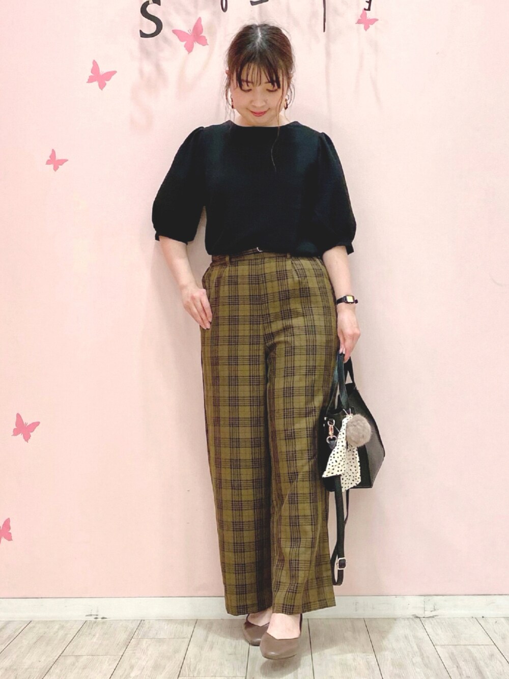 ブラック系のシャツ/ブラウス、ブラウン系のその他パンツ、ブラック系のトートバッグを着用したレディースの夏コーディネートの1枚目の写真