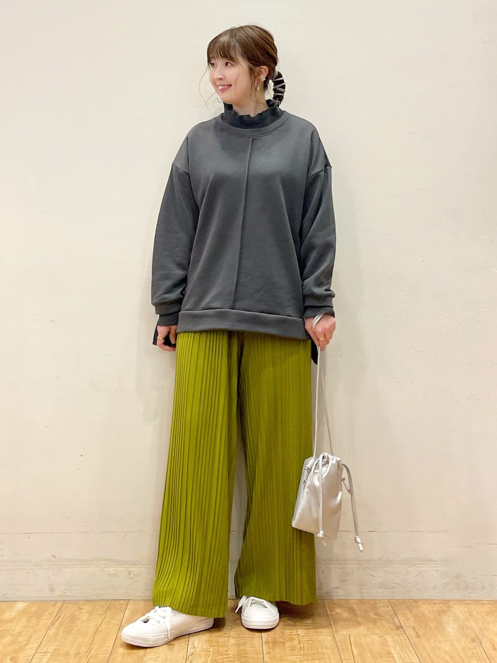 グレー系のスウェット、グリーン系のその他パンツ、シルバー系のショルダーバッグを着用したレディースの冬コーディネートの1枚目の写真