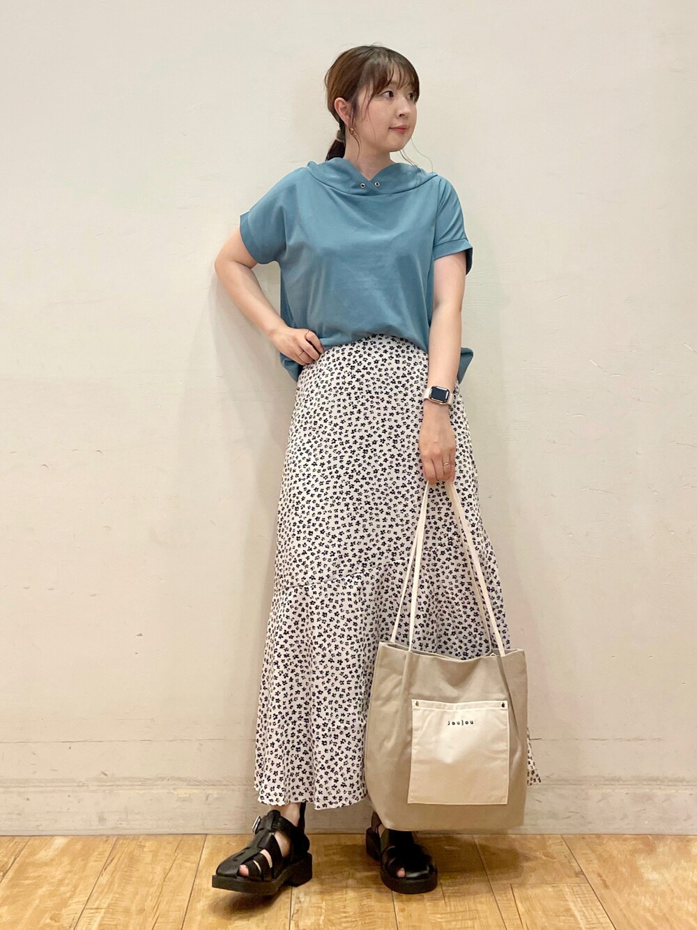 ブルー系のTシャツ/カットソー、ホワイト系のスカート、グレー系のトートバッグを着用したレディースの夏コーディネートの1枚目の写真