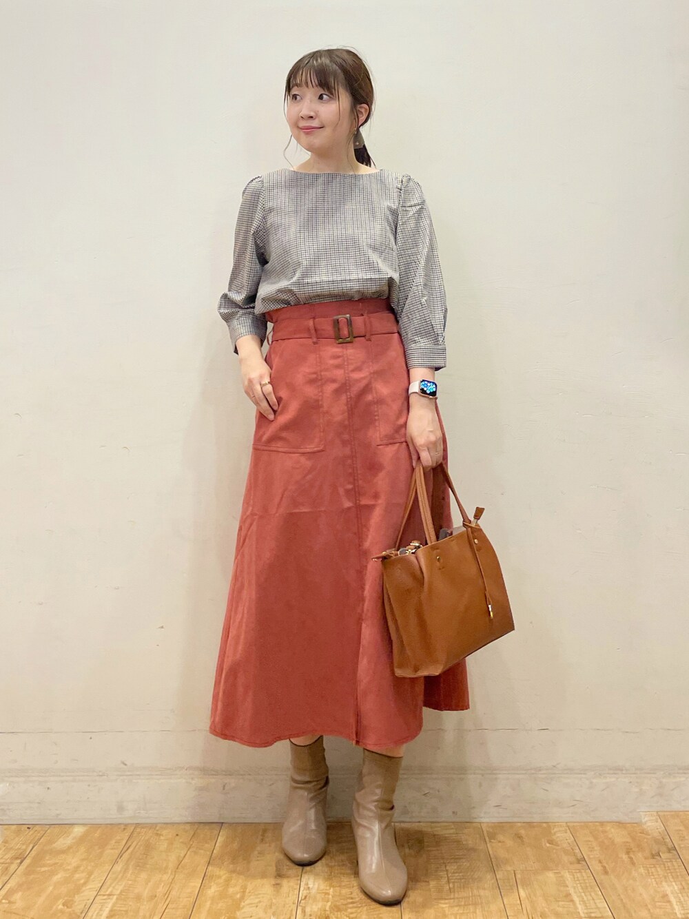 ベージュ系のシャツ/ブラウス、レッド系のスカート、イエロー系のトートバッグを着用したレディースの秋コーディネートの1枚目の写真