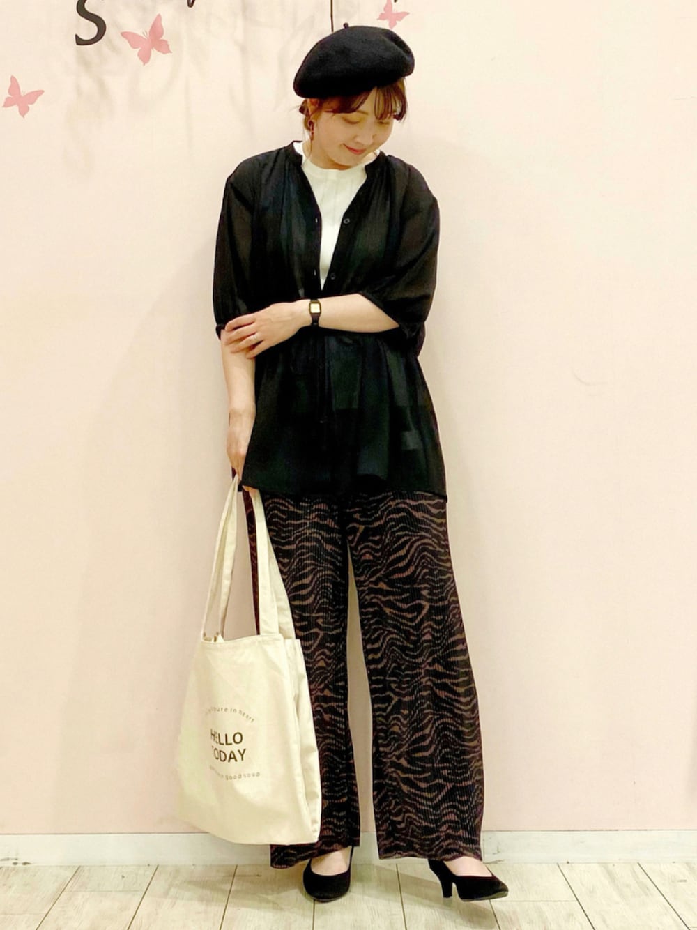 ブラック系のシャツ/ブラウス、ホワイト系のタンクトップ、ベージュ系のその他パンツを着用したレディースの秋コーディネートの1枚目の写真