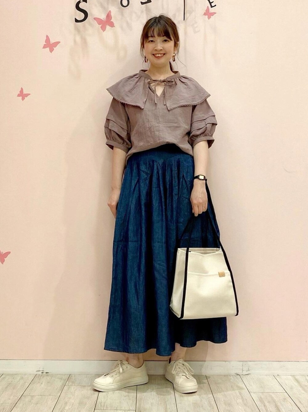 「大人カジュアル、オトナカジュアル、秋カラー、秋のコーデ、大人ガーリー、ブラウス、ビッグカラー、襟付きトップス、デニム、スカーチョ、トートバッグ、スニーカー、ママコーデ、シューラルー」｜「Cutie Blondeの【S-L/久保乃々花さん着用商品】綿ワッシャーブラウス（シャツ/ブラウス、ブラウン系）」を使った、リナさん（レディース・160cm）の夏コーディネートの1枚目の写真