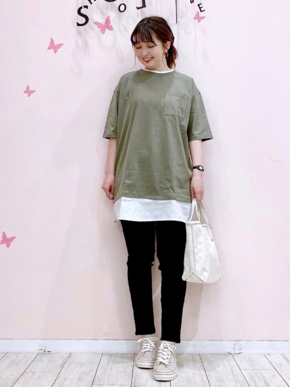 グリーン系のTシャツ/カットソー、ブラック系のその他パンツ、ベージュ系のトートバッグを着用したレディースの夏コーディネートの1枚目の写真