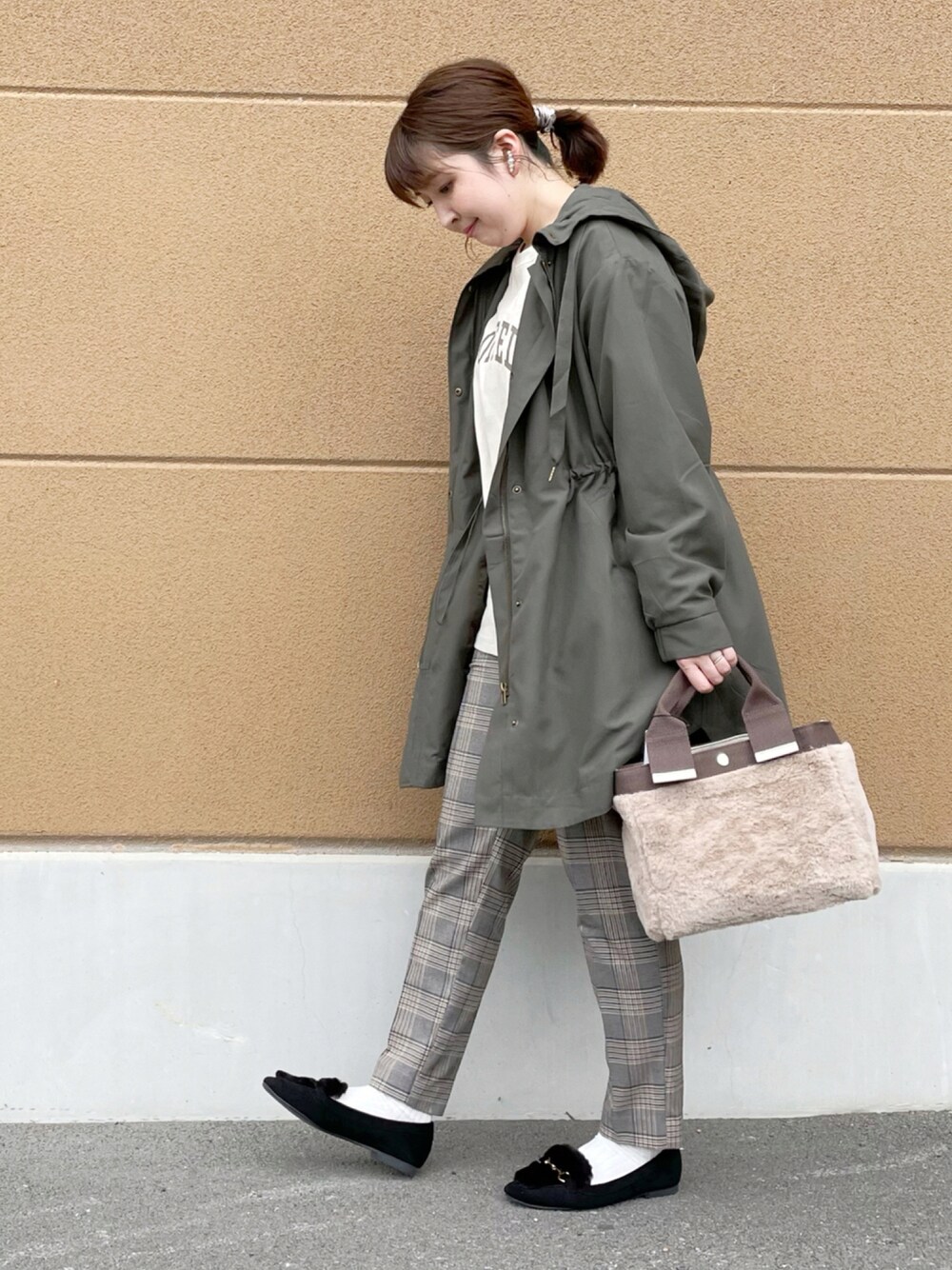 グリーン系のその他アウター、ベージュ系のTシャツ/カットソー、グレー系のその他パンツを着用したレディースの秋コーディネートの1枚目の写真