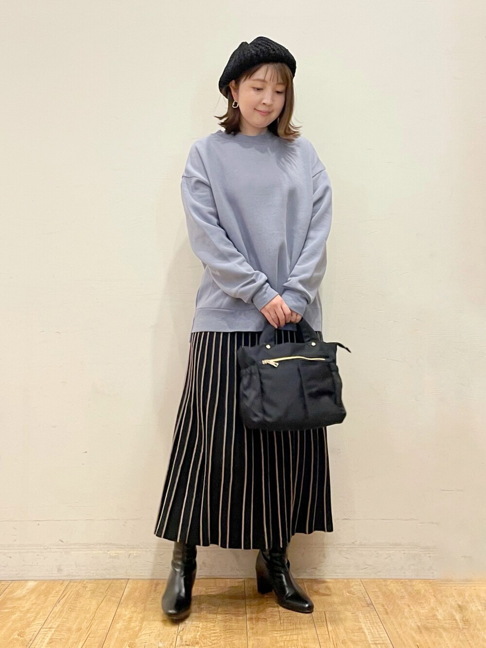「秋のコーデ、シンプルコーデ、大人コーデ、大人カジュアル、スウェット、裏起毛、ブルー、プリーツスカート、ニットスカート、ベレー帽、トートバッグ、ショートブーツ、シューラルー、ドレスキップ、プチプラ」｜「SHOO・LA・RUEの裏起毛シンプルプルオーバー（スウェット、ブルー系）」を使った、リナさん（レディース・160cm）の秋コーディネートの1枚目の写真