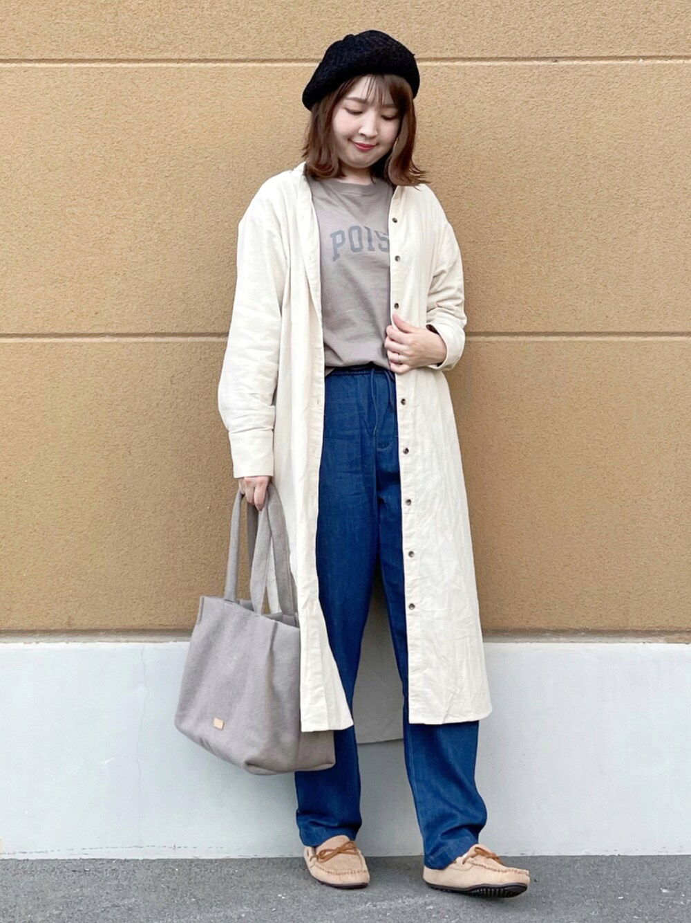 ホワイト系のワンピース、ベージュ系のTシャツ/カットソー、ブルー系のデニムパンツを着用したレディースの秋コーディネートの1枚目の写真