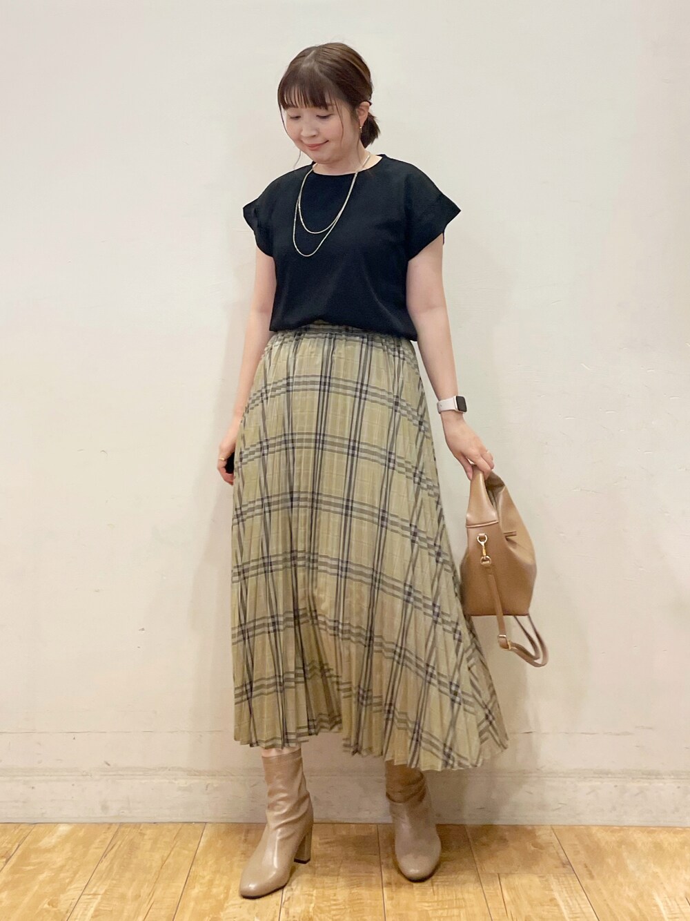 ブラック系のTシャツ/カットソー、ベージュ系のスカート、ベージュ系のトートバッグを着用したレディースの夏コーディネートの1枚目の写真