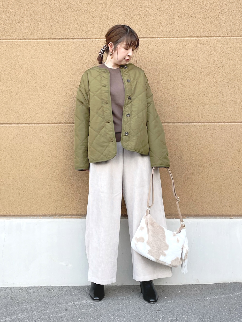 「ブルゾン、ニット、キルティング、コーデュロイパンツ、ワイドパンツ、ファーバッグ、ファー小物、ショートブーツ、プチプラコーデ、ゆるコーデ、秋コーデ、秋冬コーデ、シューラルー、ドレスキップ」｜「DRESKIPの【藤本美貴さん着用商品】撥水中綿キルトブルゾン（ブルゾン、グリーン系）」を使った、リナさん（レディース・160cm）の秋コーディネートの1枚目の写真