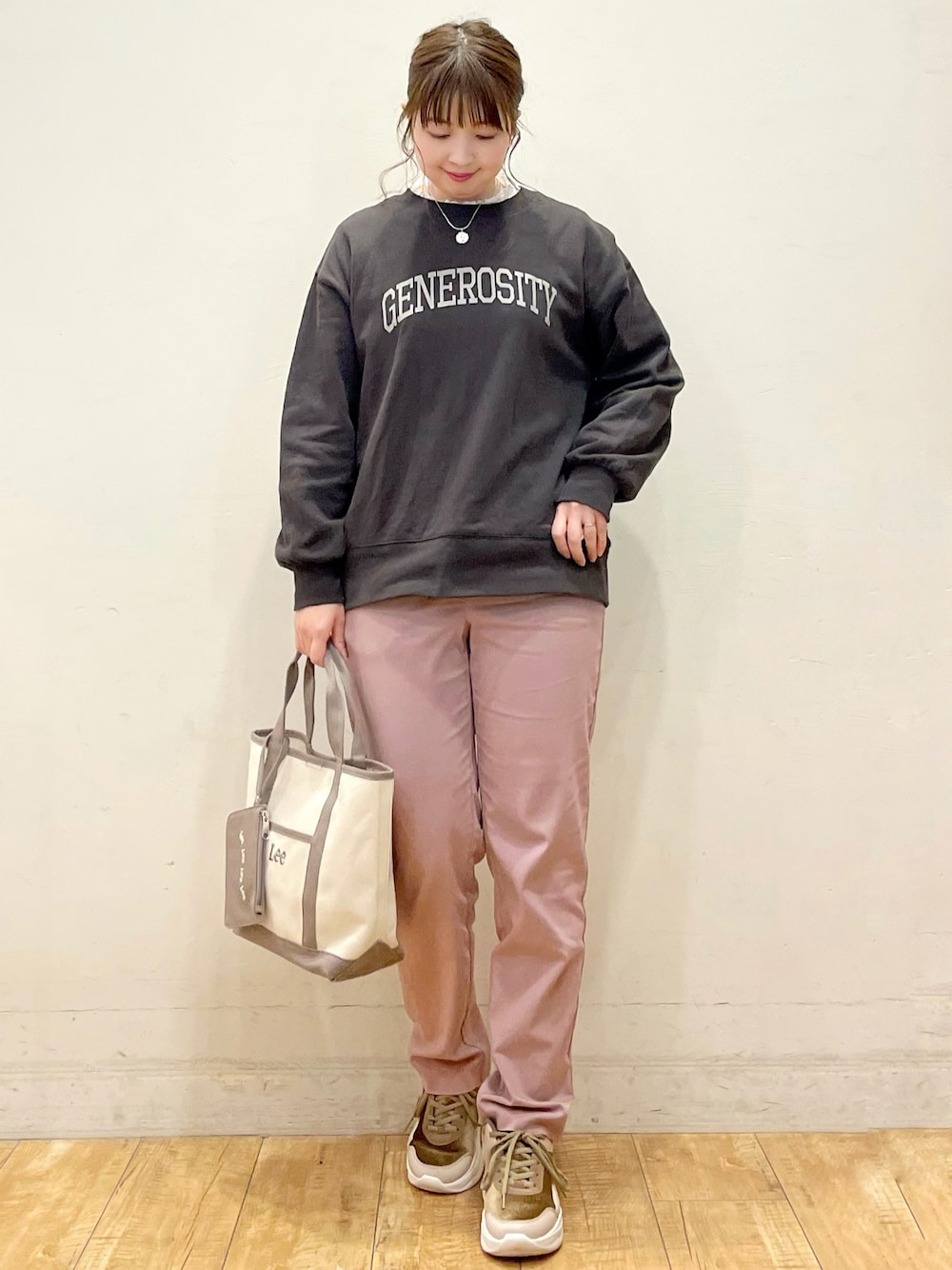 グレー系のスウェット、ホワイト系のTシャツ/カットソー、ピンク系のその他パンツを着用したレディースの冬コーディネートの1枚目の写真