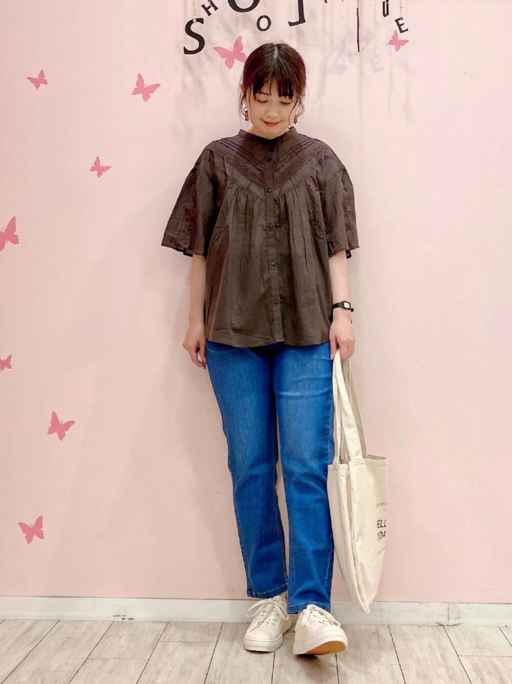 ブラウン系のシャツ/ブラウス、ブルー系のその他パンツ、ベージュ系のスニーカーを着用したレディースの夏コーディネートの1枚目の写真