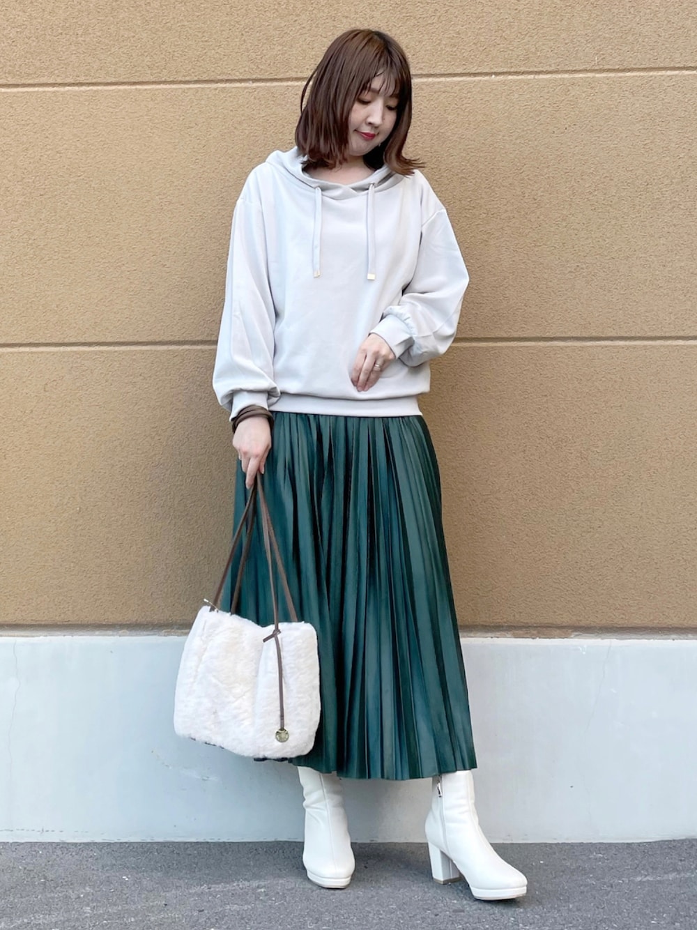 グレー系のTシャツ/カットソー、グリーン系のスカート、ホワイト系のショルダーバッグを着用したレディースの秋コーディネートの1枚目の写真