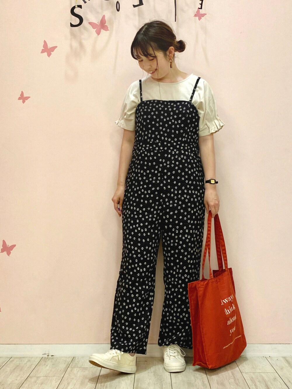 ベージュ系のTシャツ/カットソー、ブラック系のサロペット/オーバーオール、レッド系のトートバッグを着用したレディースの秋コーディネートの1枚目の写真