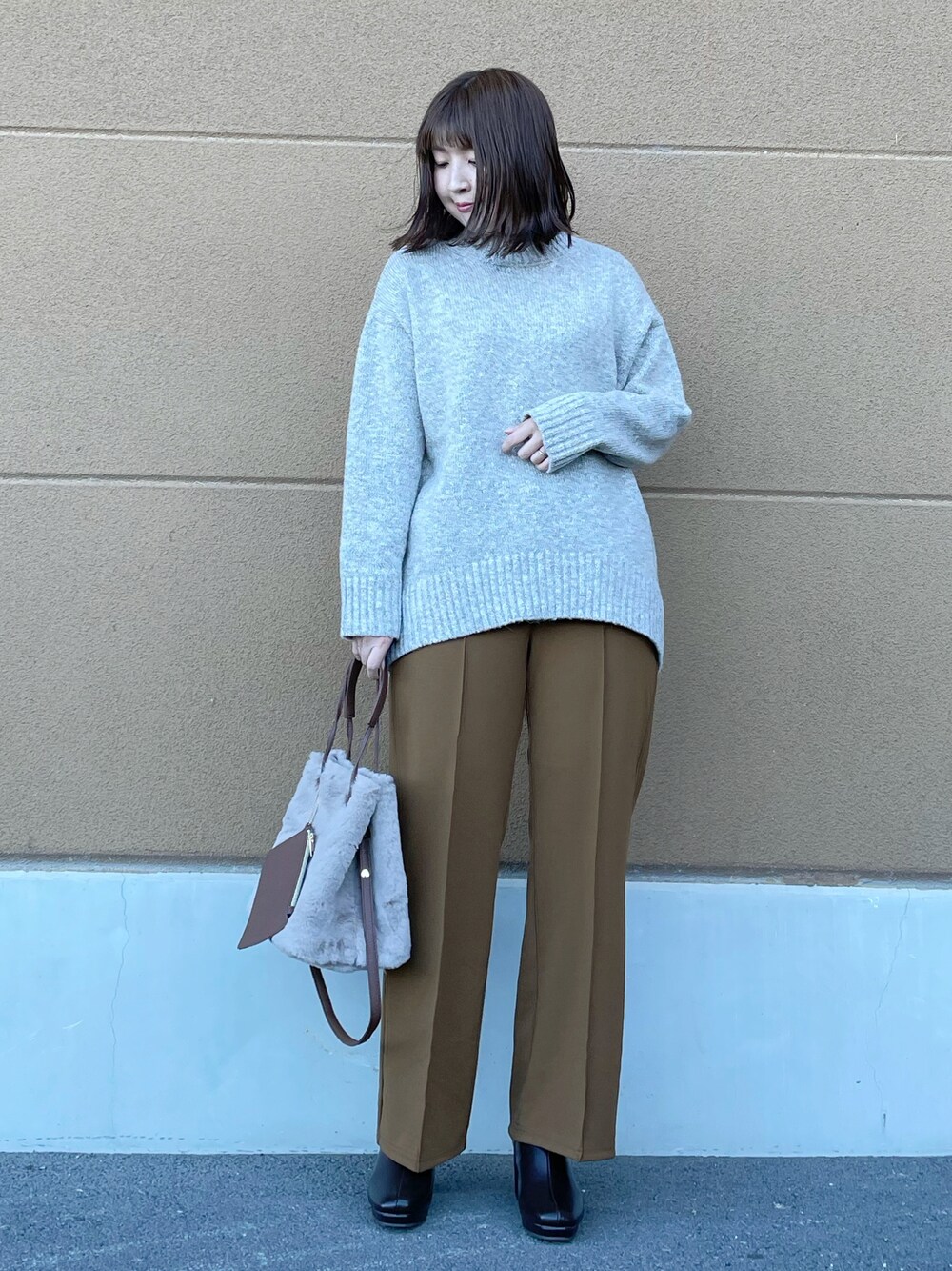 ベージュ系のニット/セーター、イエロー系のその他パンツ、ベージュ系のトートバッグを着用したレディースの秋コーディネートの1枚目の写真