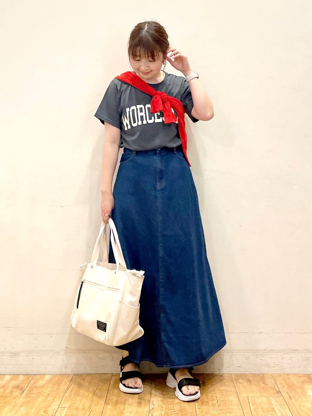 グレー系のTシャツ/カットソー、オレンジ系のカーディガン/ボレロ、ブルー系のスカートを着用したレディースの夏コーディネートの1枚目の写真