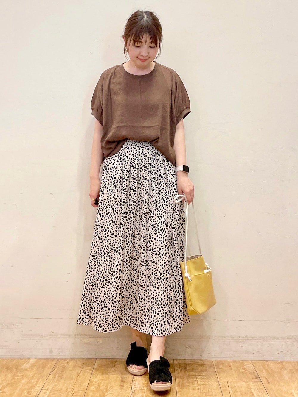 ブラウン系のシャツ/ブラウス、ホワイト系のスカート、イエロー系のショルダーバッグを着用したレディースの夏コーディネートの1枚目の写真