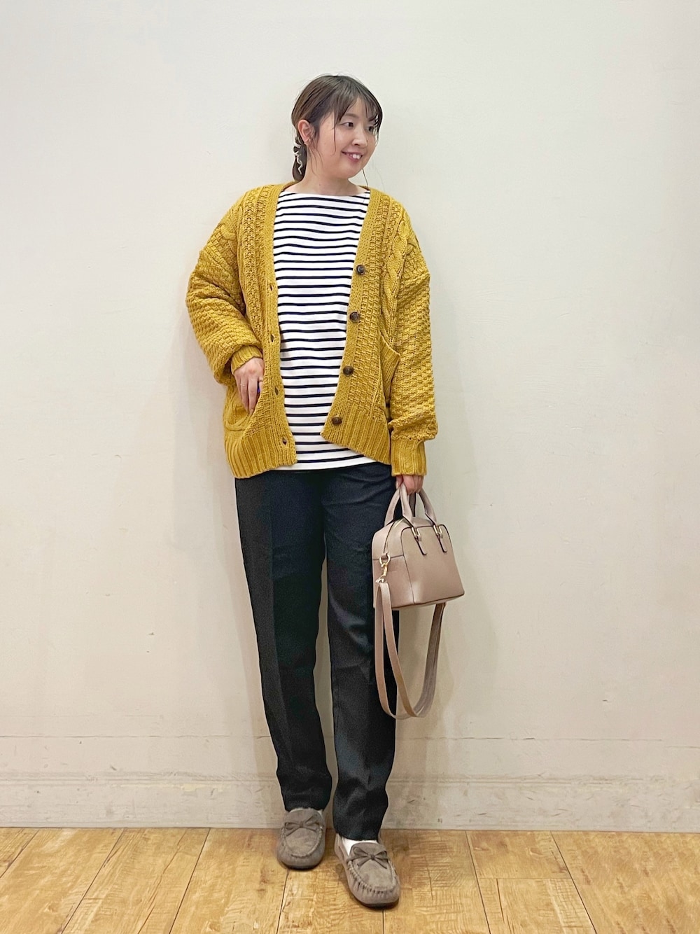 イエロー系のカーディガン/ボレロ、ブラック系のTシャツ/カットソー、ブラック系のその他パンツを着用したレディースの秋コーディネートの1枚目の写真