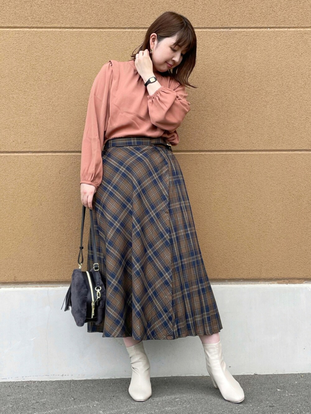 オレンジ系のシャツ/ブラウス、イエロー系のスカート、グレー系のショルダーバッグを着用したレディースの秋コーディネートの1枚目の写真