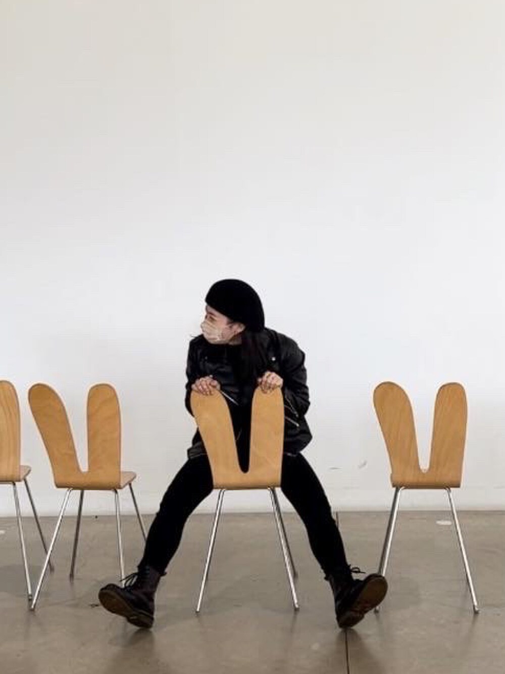 「秋コーデ、Dr.Martens、ライダース、ブラック、パンツスタイル、ベレー帽、ワントーンコーデ、カジュアルコーデ、ブラックコーデ、金沢21世紀美術館、お洒落さんとつながりたい」｜「UNIQLOのアイテム（ライダースジャケット、ブラック系）」を使った、мさん（レディース・152cm）の秋コーディネートの1枚目の写真