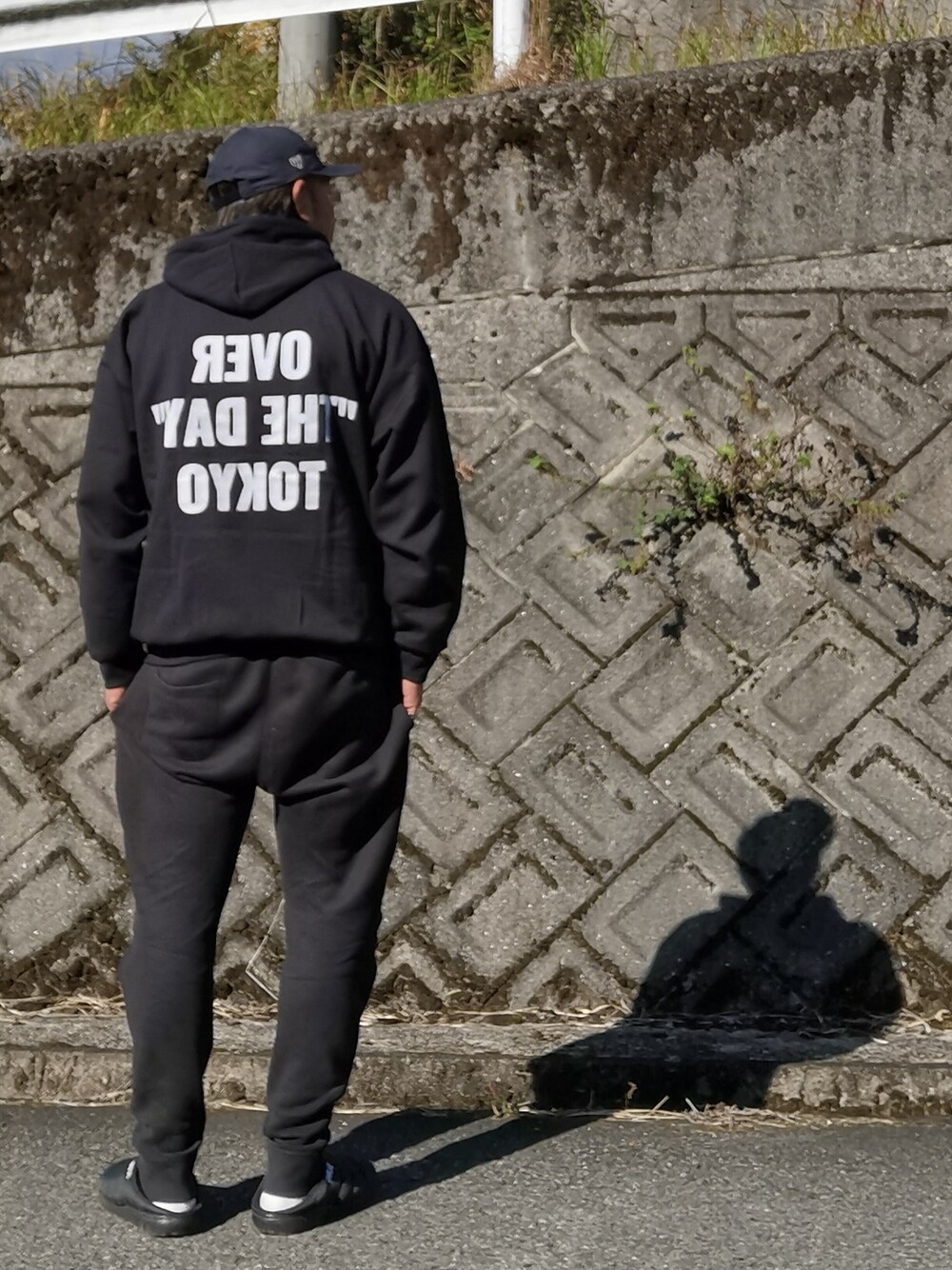 「秋冬コーデ、シンプル、ラフ、ブラック、大人コーデ、大人カジュアル」｜「over the day tokyoのアイテム（パーカー、ブラック系）」を使った、mightyfly12さん（メンズ・177cm）の秋コーディネートの1枚目の写真