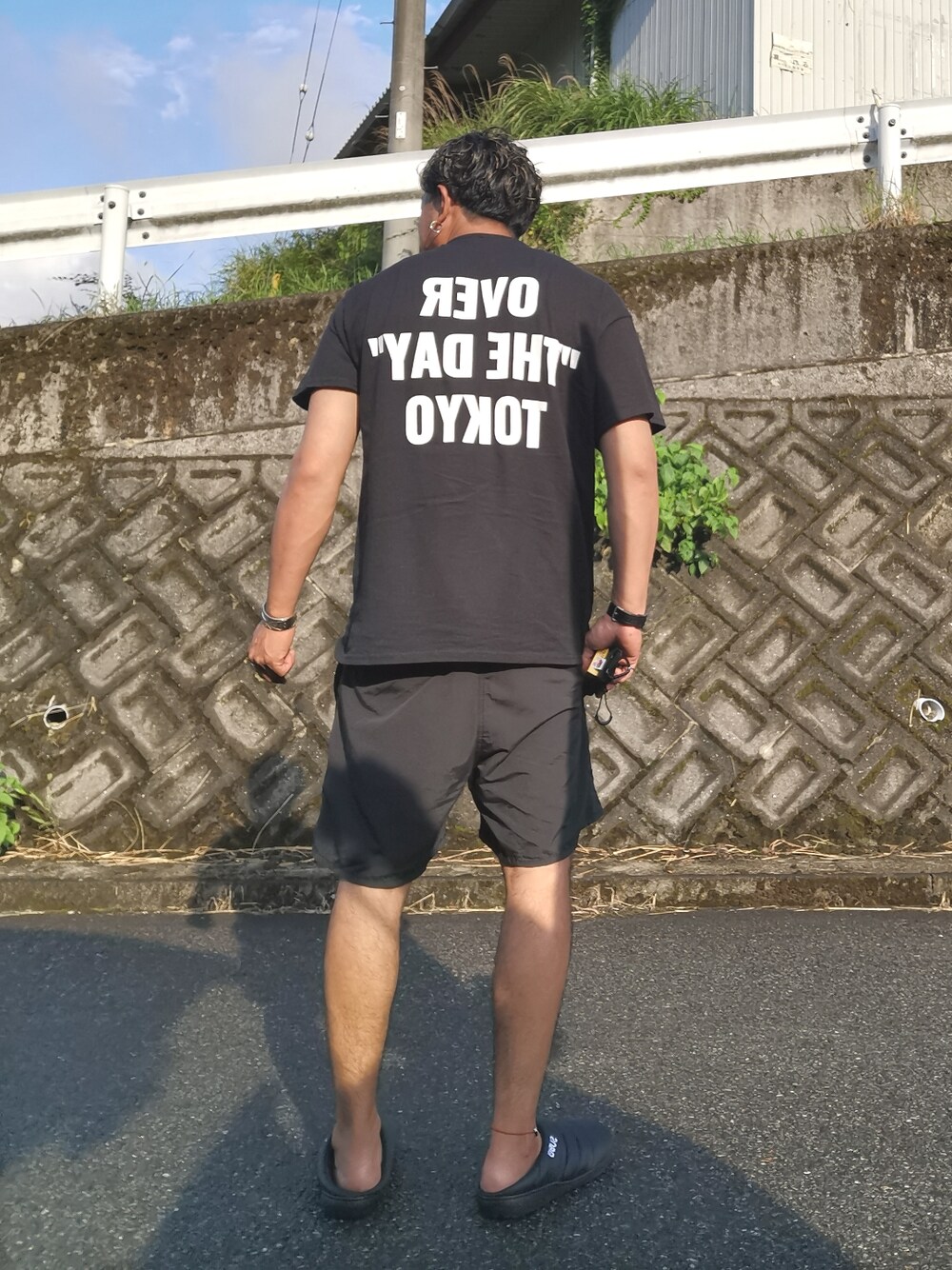 「夏コーデ、ラフ、シンプル、ブラック、Tシャツ、大人カジュアル、夏だ！Tシャツ着よう！」｜「over the day tokyoのアイテム（Tシャツ/カットソー、ブラック系）」を使った、mightyfly12さん（メンズ・177cm）の夏コーディネートの1枚目の写真