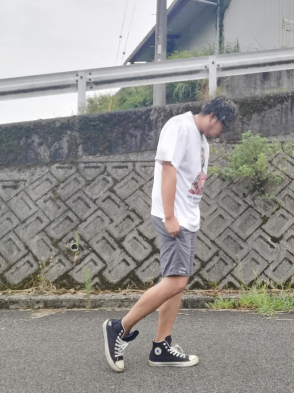 「シンプル、ラフ、大人カジュアル、今日のコーデ、夏、休日スタイル、オールスター、コンバース」｜「Revo.のアイテム（Tシャツ/カットソー、ホワイト系）」を使った、mightyfly12さん（メンズ・177cm）の夏コーディネートの1枚目の写真