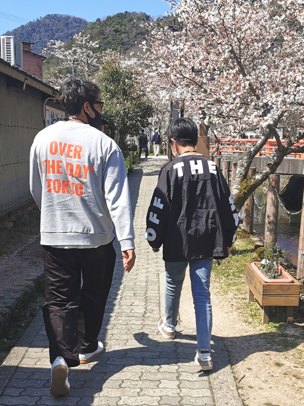 「大人カジュアル、ラフ、シンプル、ワイドパンツ、スニーカーコーデ、旅行、きれいめカジュアル」｜「FREAK'S STOREのWEB限定 タックワイドシルエット コーデュロイパンツ/タックパンツ/バルーンシルエット（その他パンツ、ブラック系）」を使った、mightyfly12さん（メンズ・177cm）の春コーディネートの1枚目の写真