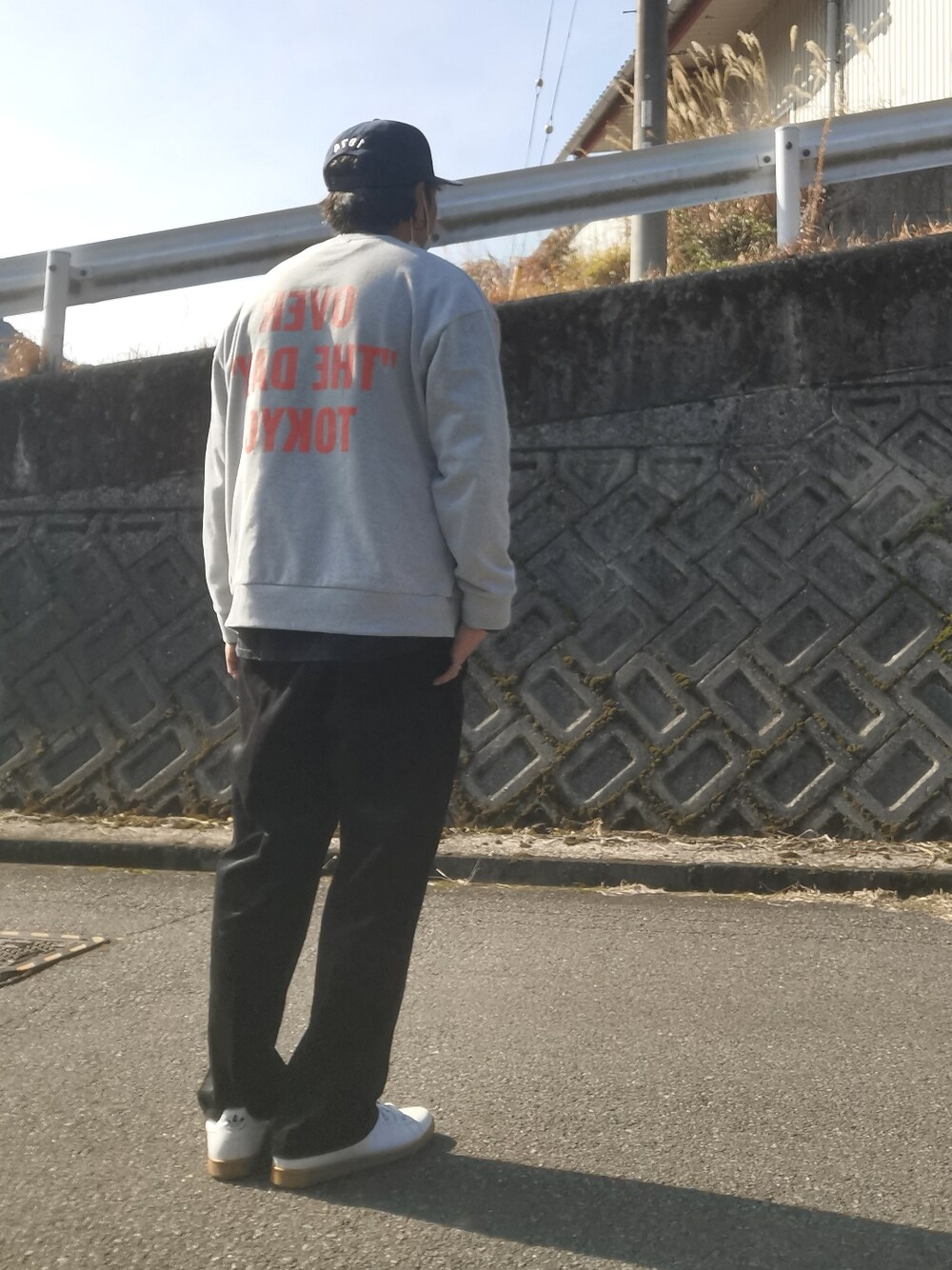 「シンプルコーデ、大人カジュアル、ラフ、ワイドパンツ、シンプル、スニーカー」｜「Revo.の【O.T.D.T×Revo.】"THE DAY" Iconic Crew Sweat（スウェット、グレー系）」を使った、mightyfly12さん（メンズ・177cm）の冬コーディネートの1枚目の写真