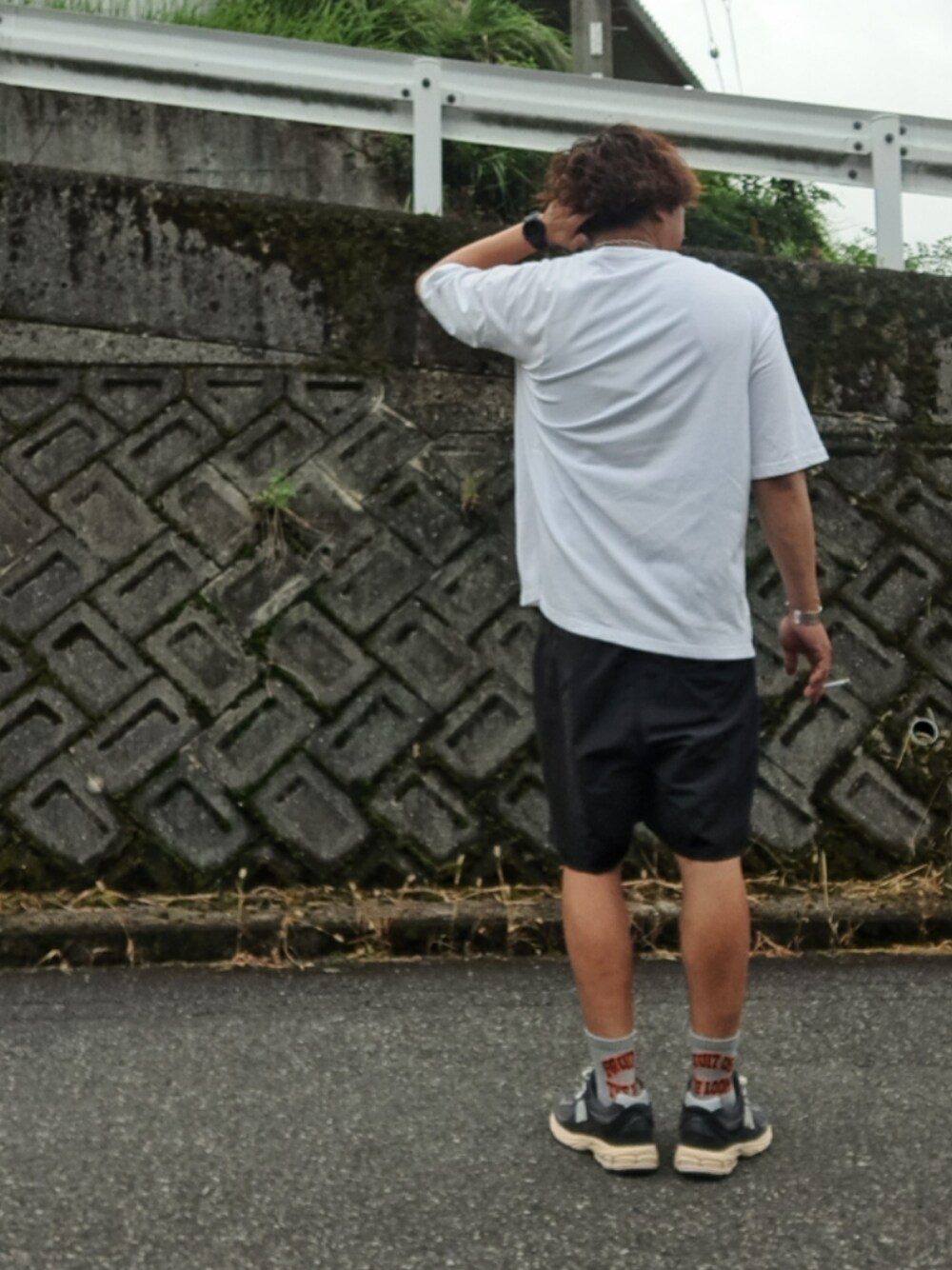 「リラックススタイル、休日スタイル、カジュアル、シンプル、ラフ、ニューバランス、シンプルコーデ、ゆるコーデ、フルーツオブザルーム」｜「UNIQLOのエアリズムコットンオーバーサイズTシャツ（5分袖）（Tシャツ/カットソー、ホワイト系）」を使った、mightyfly12さん（メンズ・177cm）の秋コーディネートの1枚目の写真