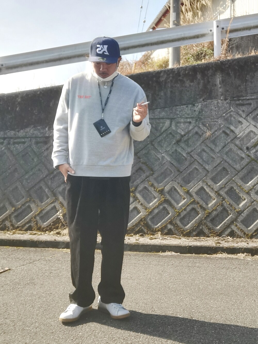 「シンプルコーデ、大人カジュアル、ラフ、ワイドパンツ、シンプル、スニーカー」｜「Revo.の【O.T.D.T×Revo.】"THE DAY" Iconic Crew Sweat（スウェット、グレー系）」を使った、mightyfly12さん（メンズ・177cm）の冬コーディネートの2枚目の写真