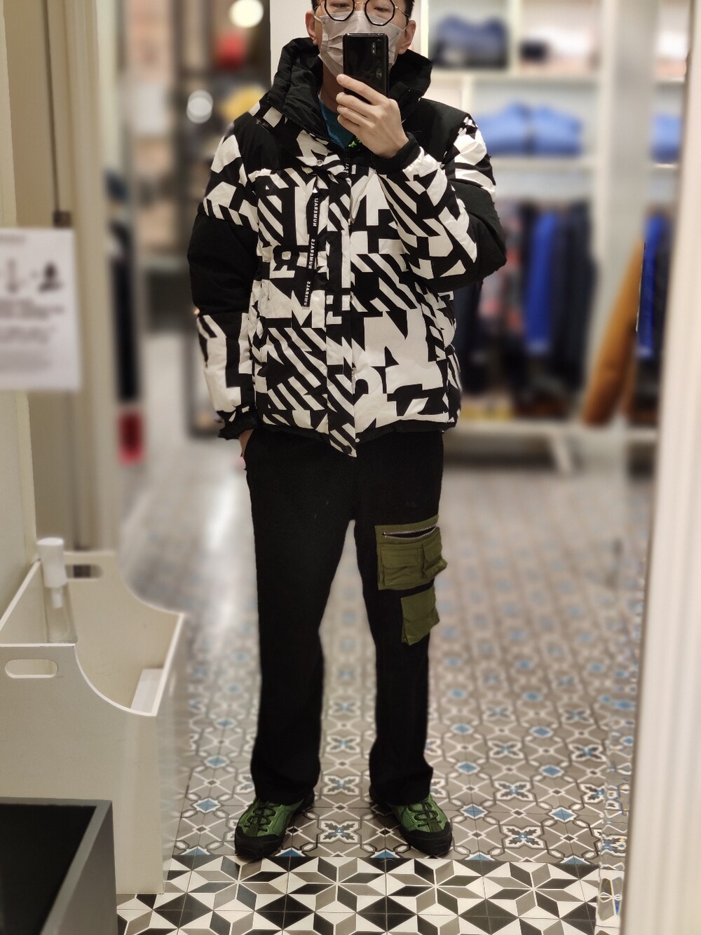 「ootd、outfit、hkboy、Hong Kong、streetstyle、men、menswear、街頭穿搭、冬コーデ、球鞋、休閒、NUMERALS」｜「NUMERALSのアイテム（ダウンジャケット/コート、その他）」を使った、Dasabala Limさん（メンズ・185cm）の冬コーディネートの1枚目の写真