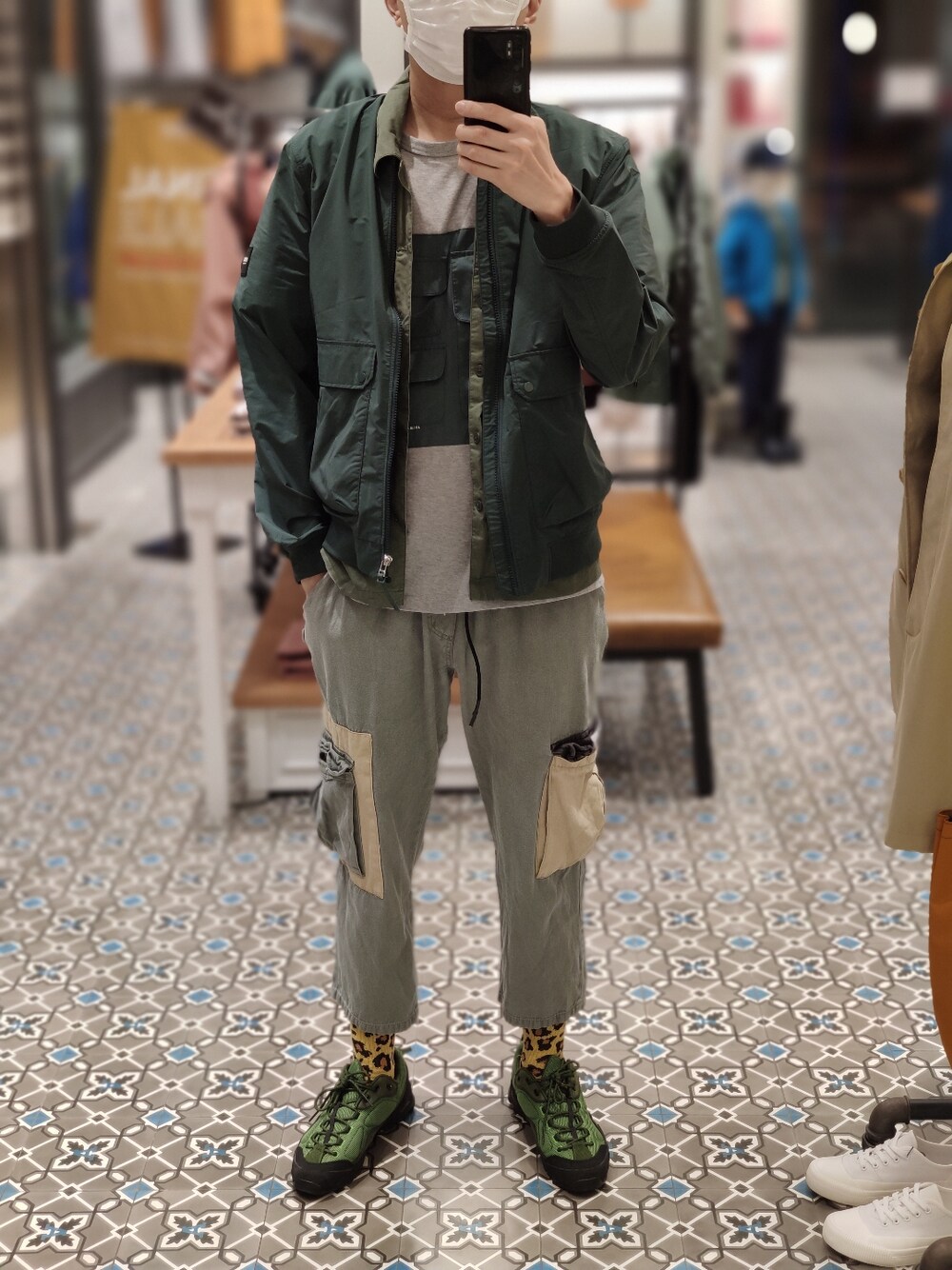 「ootd、outfit、緑、休閒、球鞋、街頭穿搭、hkboy、Hong Kong、streetstyle、men」｜「ADLIBのアイテム（Tシャツ/カットソー、その他）」を使った、Dasabala Limさん（メンズ・185cm）の春コーディネートの1枚目の写真