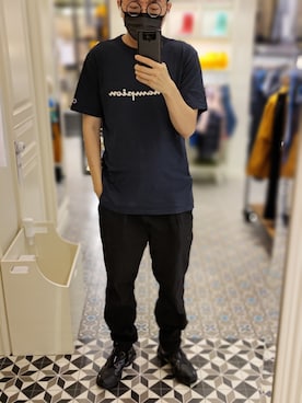 「COS（コス）のアイテム（スラックス）」を使った、Dasabala Limさん（メンズ・185cm）の夏コーディネート