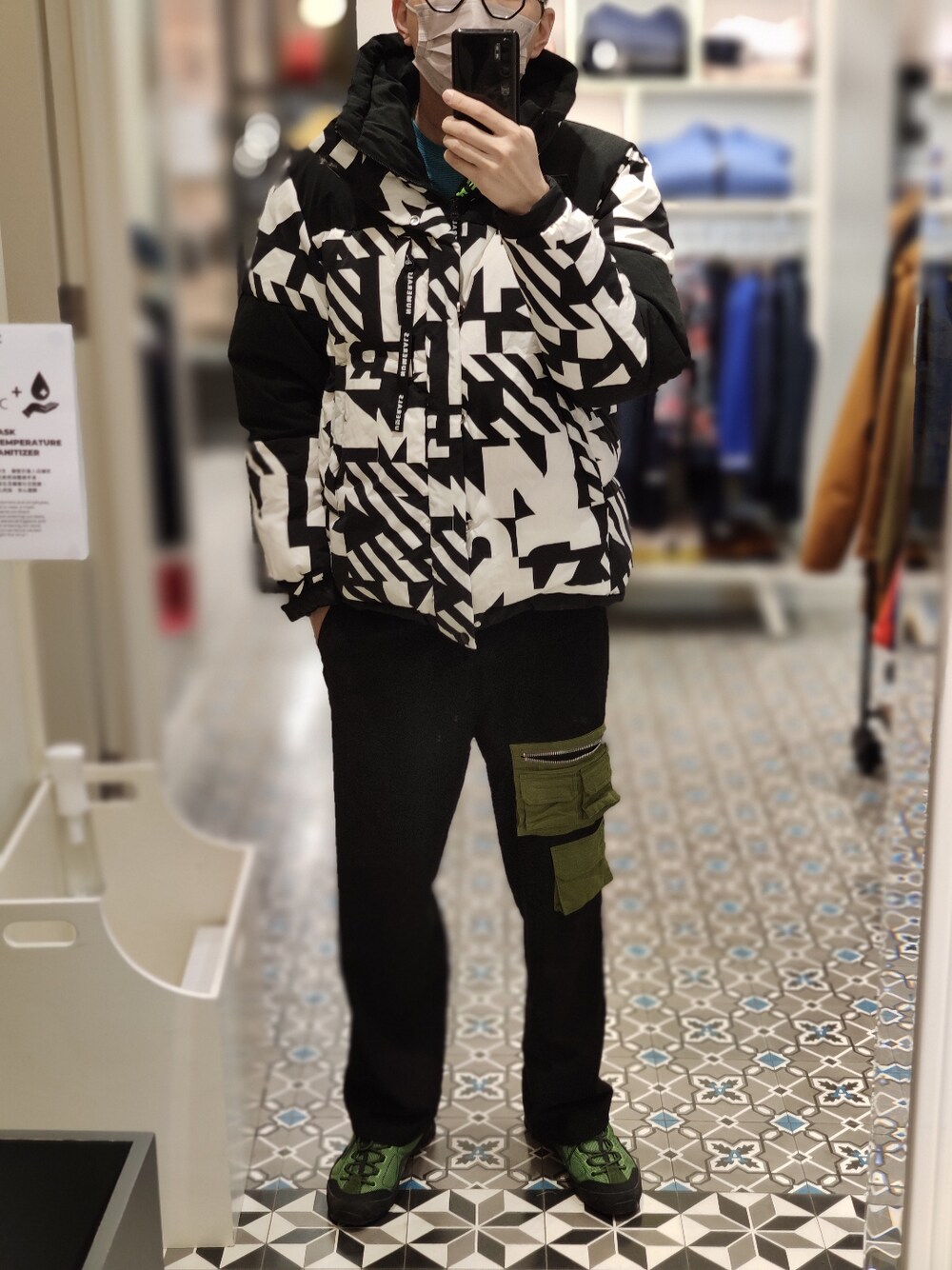 「ootd、outfit、hkboy、Hong Kong、streetstyle、men、menswear、街頭穿搭、冬コーデ、球鞋、休閒、NUMERALS」｜「NUMERALSのアイテム（ダウンジャケット/コート、その他）」を使った、Dasabala Limさん（メンズ・185cm）の冬コーディネートの2枚目の写真