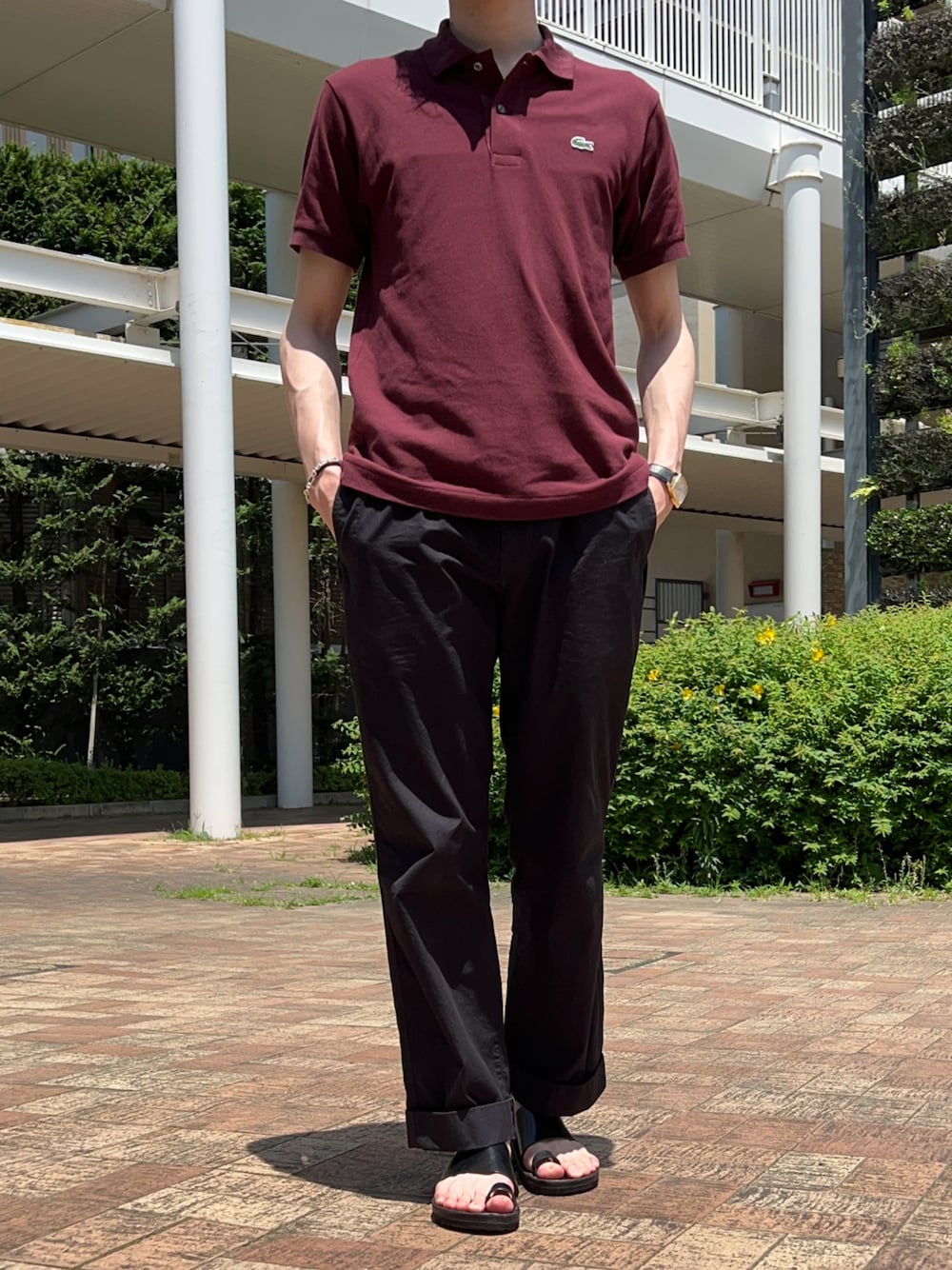 「夏コーデ、カジュアルコーデ、リラックススタイル、春夏コーデ、きれいめカジュアル、サンダルコーデ、大人カジュアル、ポロシャツ、ラコステ、MHL.、JUTTA NUEMANN」｜「JUTTA NEUMANNのJutta Neumann / ユッタ ニューマン：ALICE-BIRKEN SOLE ROUND TOE：ALICE[MUS]（サンダル、ブラック系）」を使った、KOBAさん（メンズ・177cm）の夏コーディネートの1枚目の写真