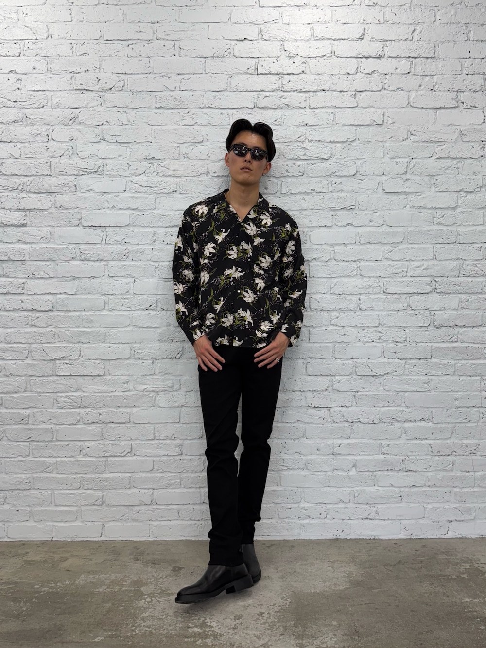 「柄シャツ、オープンカラーシャツ、スリムパンツ、ブーツ、サングラス、アメカジ、オトナカジュアル、ロック」｜「CRIMIEのBONE BLOOM ALOHA LONG SLEEVE SHIRT（シャツ/ブラウス、ブラック系）」を使った、TAKE(GARDEN CREW)さん（メンズ・187cm）の夏コーディネートの1枚目の写真