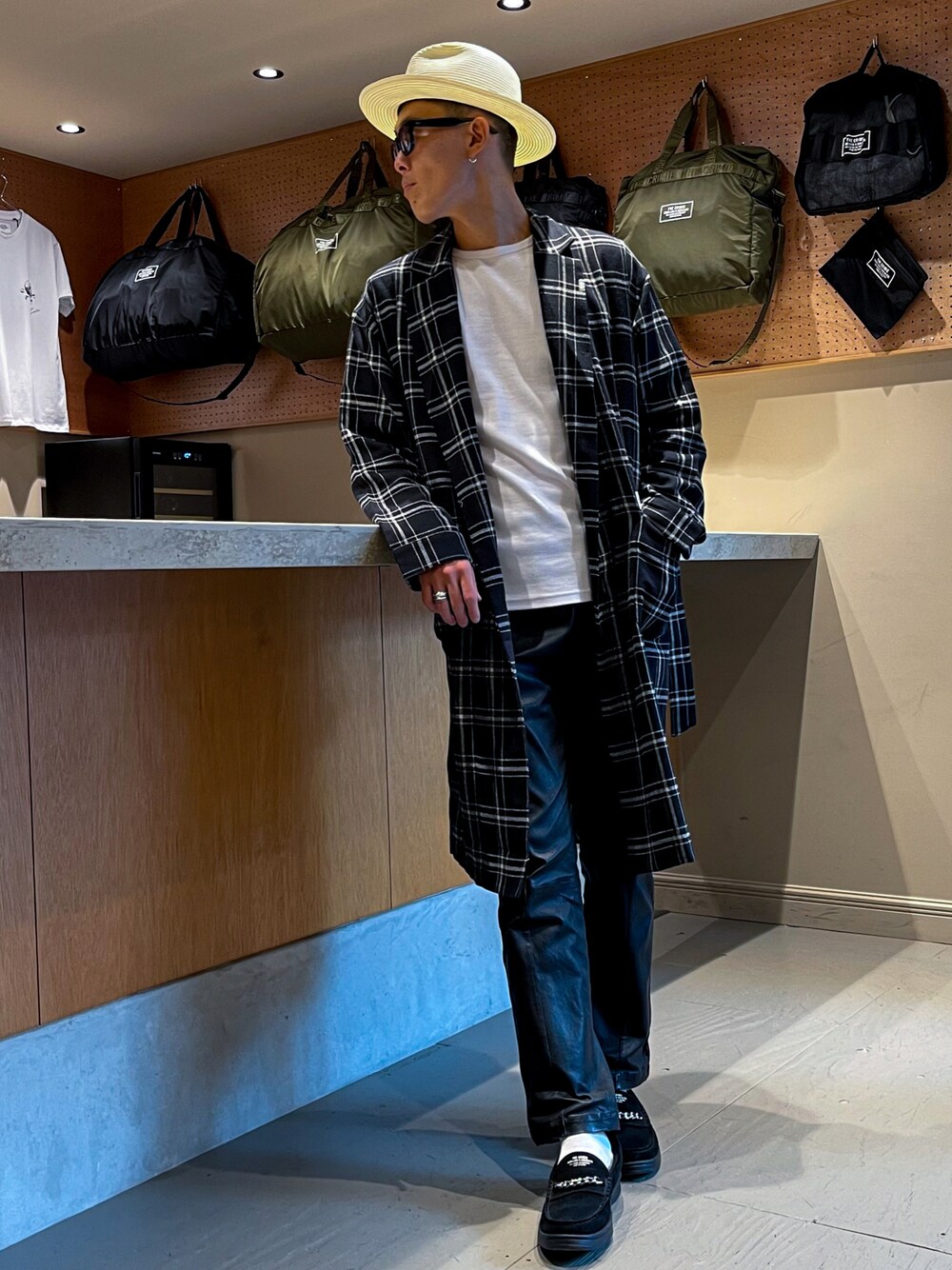 「GARDEN TOKYO、crimie、秋のコーデ、大人コーデ、メンズコーデ、ガウン、レザーパンツ」｜「CRIMIEのSUMMER HAT（ハット、ホワイト系）」を使った、TAKE(GARDEN CREW)さん（メンズ・187cm）の秋コーディネートの1枚目の写真