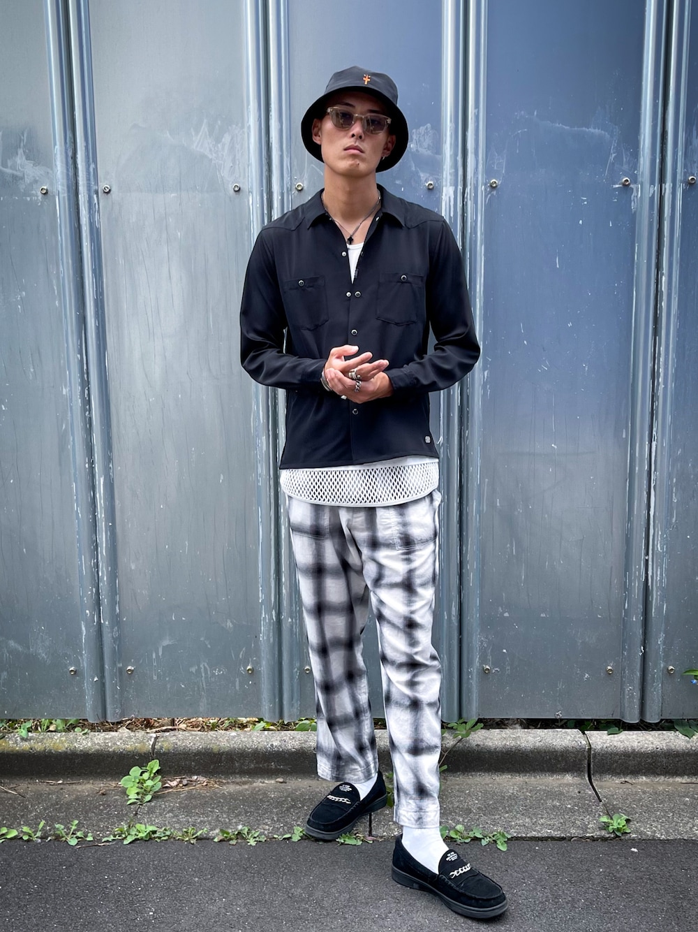 「夏、今日のコーデ、大人カジュアル、ストリート、ootd、シャツスタイル、イージーパンツ、シャツ、バケットハット、シルバーアクセサリー、タンクトップ、crimie、msml、GARDEN TOKYO」｜「MSMLのNYLON BUCKET HAT（ハット、ブラック系）」を使った、TAKE(GARDEN CREW)さん（メンズ・187cm）の夏コーディネートの1枚目の写真