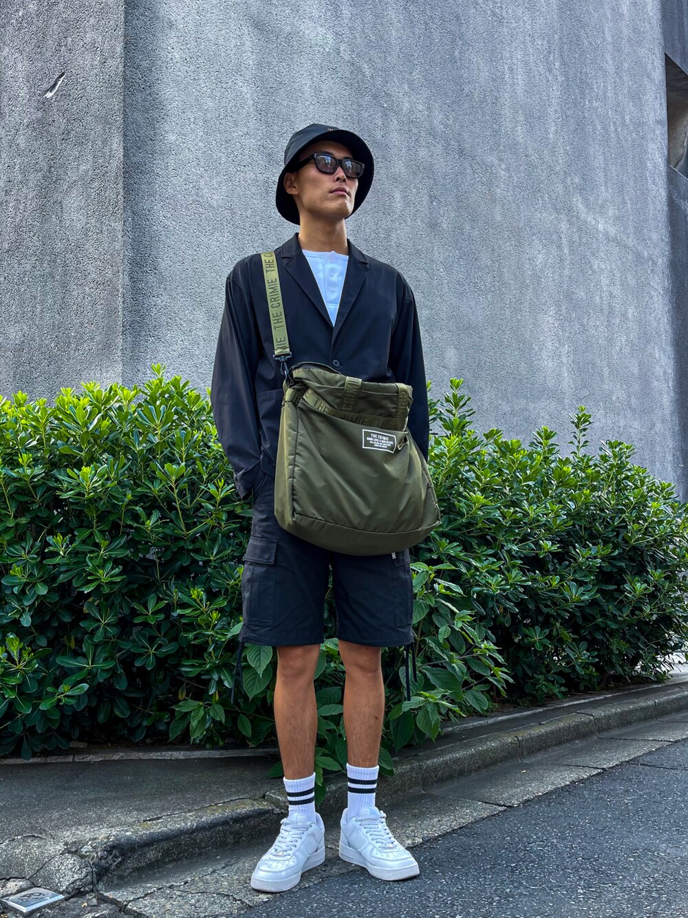 「カジュアルコーデ、今日のコーデ、大人カジュアル、ootd、スニーカー、カーゴパンツ、ナイロンジャケット、スーツジャケット、トートバッグ、バケットハット、crimie、msml、GARDEN TOKYO」｜「MSMLのNYLON BUCKET HAT（ハット、ブラック系）」を使った、TAKE(GARDEN CREW)さん（メンズ・187cm）の夏コーディネートの1枚目の写真