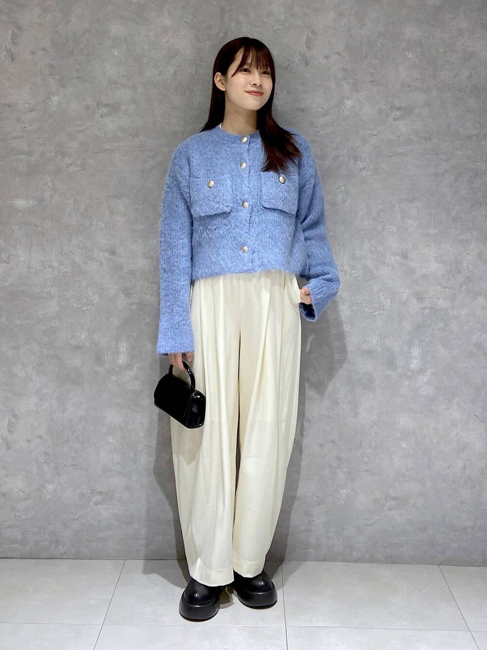 「apart by lowrys、ワントーン、着痩せ・細見え、ナチュラル、休日コーデ、楽ちんコーデ、秋コーデ、SNAP_apart by lowrys、お仕事コーデ_apart by lowrys、きれいめ」｜「A part byのスラックスコクーンボリュームパンツ（スラックス、ホワイト系）」を使った、arisa.さん（レディース・161cm）の秋コーディネートの1枚目の写真
