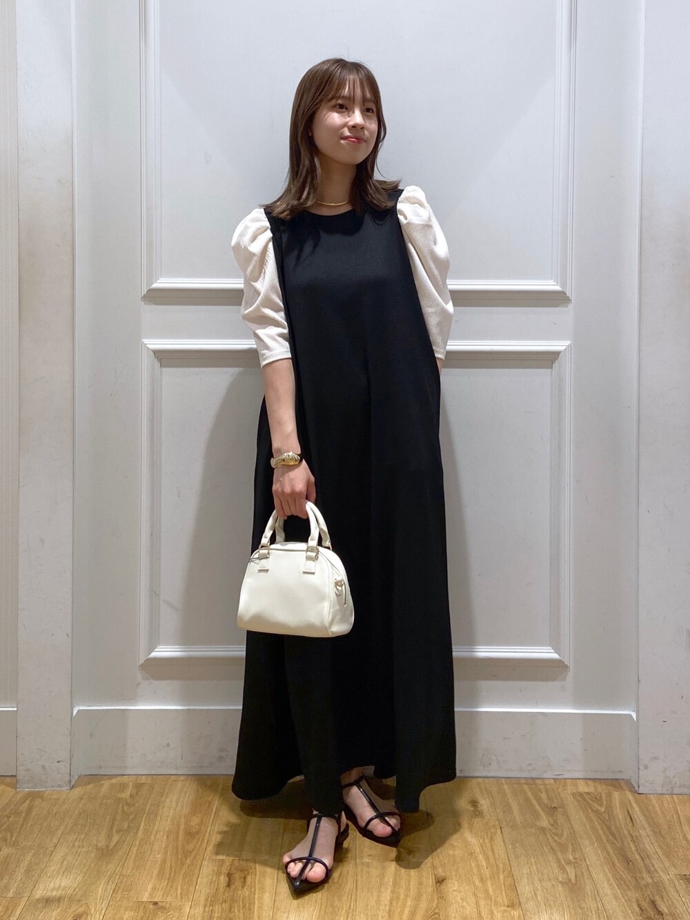 「楽チンコーデ、大人女子、春服コーデ、ワンピース、アパートバイローリーズ、リラックススタイル、おしゃれさんと繋がりたい、ボリューム袖、綺麗めコーデ」｜「A part byのネックカフ（ネックレス、ゴールド系）」を使った、arisa.さん（レディース・161cm）の春コーディネートの1枚目の写真