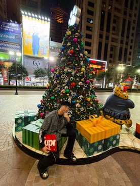 「アイテム（ブローチ/コサージュ）」を使った、Sam🇭🇰 さん（メンズ・179cm）の冬コーディネート