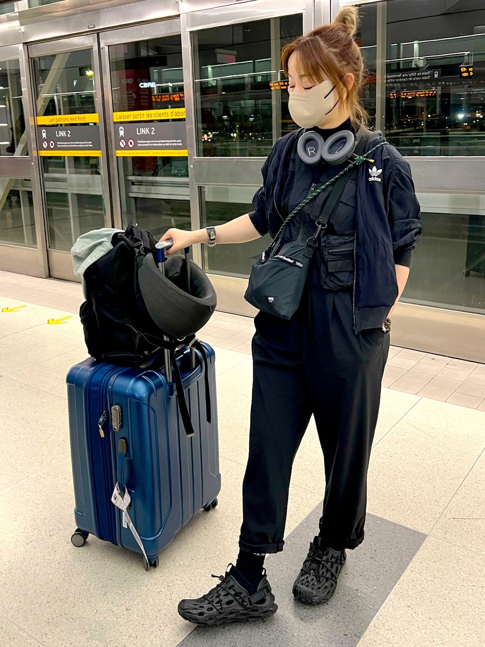 「お出かけコーデ日記、ALL BLACK、adidas、merrell、NIKE、UNIQLO、VANS、VANS OLDSKOOL、Samsonite、travel、ootd、MILKFED.」｜「adidasのアイテム（ジャケット/アウター、ブラック系）」を使った、elppaKさん（レディース・161cm）の春コーディネートの1枚目の写真