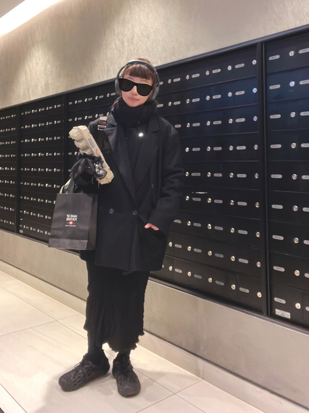 「秋服コーデ、休日スタイル、PLEATS PLEASE、ISSEY MIYAKE、neck warmer、serace、WEGO、merrell、ALL BLACK、BOSE」｜「SERACEの【SERACE】Loose silhouette double tailored jacket / ルーズシルエットダブルテーラードジャケット（テーラードジャケット、ブラック系）」を使った、elppaKさん（レディース・161cm）の秋コーディネートの1枚目の写真