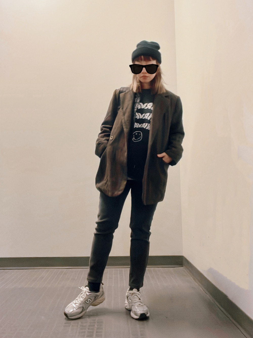 「休日スタイル、冬、カジュアルコーデ、x-girl、New Balance、MILKFED.、wcloset、H&M、vintage、jacket」｜「w closetのNIRVANAロゴプリントTシャツ（トップス、ブラック系）」を使った、elppaKさん（レディース・161cm）の秋コーディネートの1枚目の写真