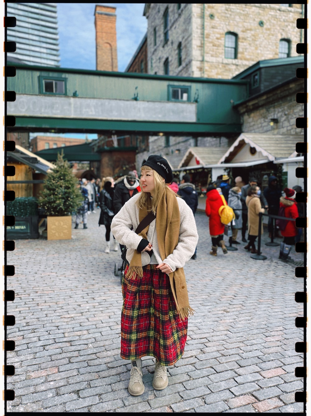「冬アウター、秋冬コーデ、休日スタイル、COMME des GARCONS、skirt、UNIQLO、RICK OWENS、RickOwens×adidas」｜「TITTY&CO.のコットンベレー帽（ハンチング/ベレー帽、ブラック系）」を使った、elppaKさん（レディース・161cm）の冬コーディネートの1枚目の写真